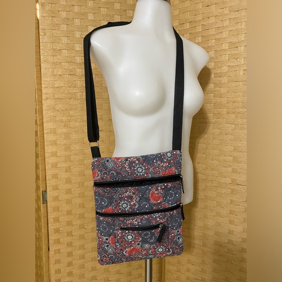 Cloth crossbody approximately 9 1/2x12 lots of pockets - Picture 2 of 5